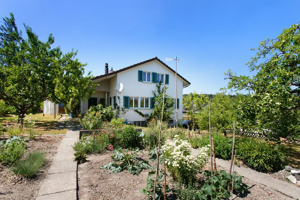 RESERVIERT! Charmantes 5.5-Zimmer-Einfamilienhaus mit traumhaftem Gart