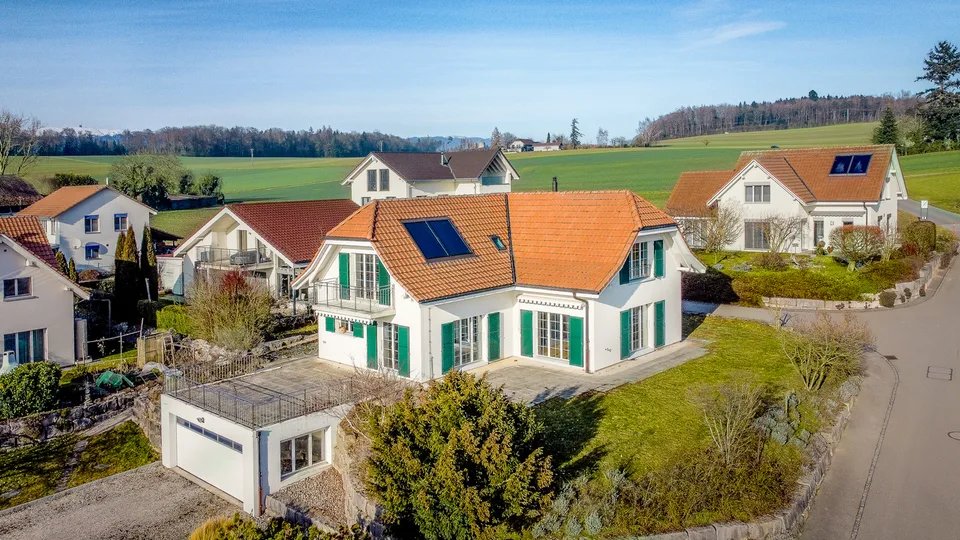LANDHAUS-PARADIES MIT RAUM FÜR LEBEN UND TRÄUME