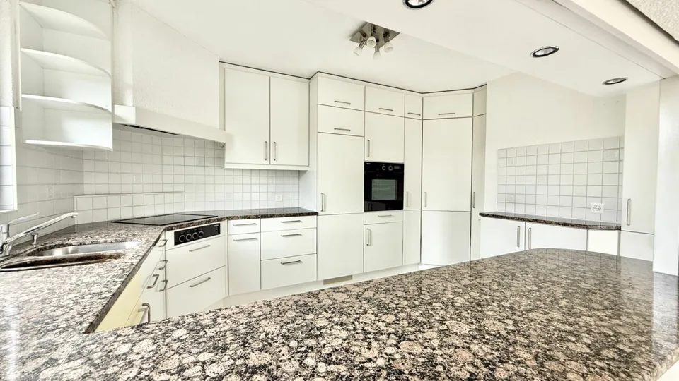 Attraktive, grosszügige und helle 4.5 Zi. Wohnung im Herzen von Aegerten