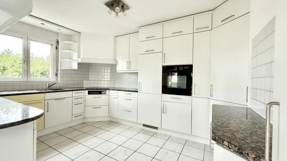 Attraktive, grosszügige und helle 4.5 Zi. Wohnung im Herzen von Aegerten