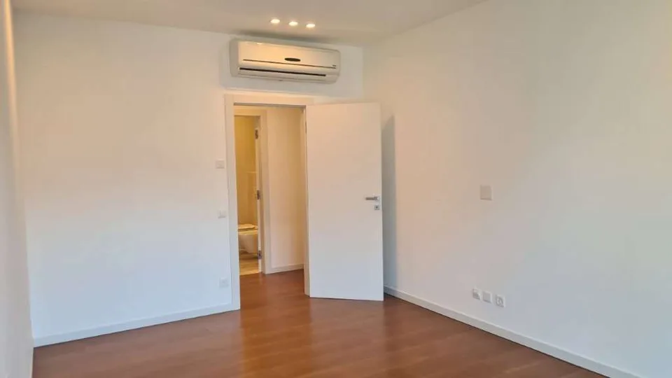 BISSONE: REFINED 2.5-ROOM APARTMENT WITH LAKE VIEW – photo 5 of 6