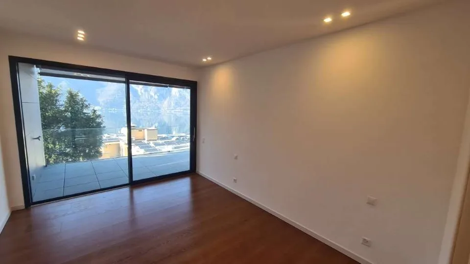 BISSONE: REFINED 2.5-ROOM APARTMENT WITH LAKE VIEW – photo 6 of 6