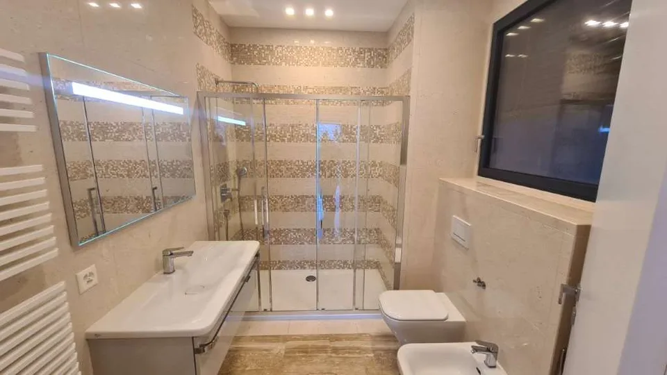 BISSONE: REFINED 2.5-ROOM APARTMENT WITH LAKE VIEW – photo 4 of 6
