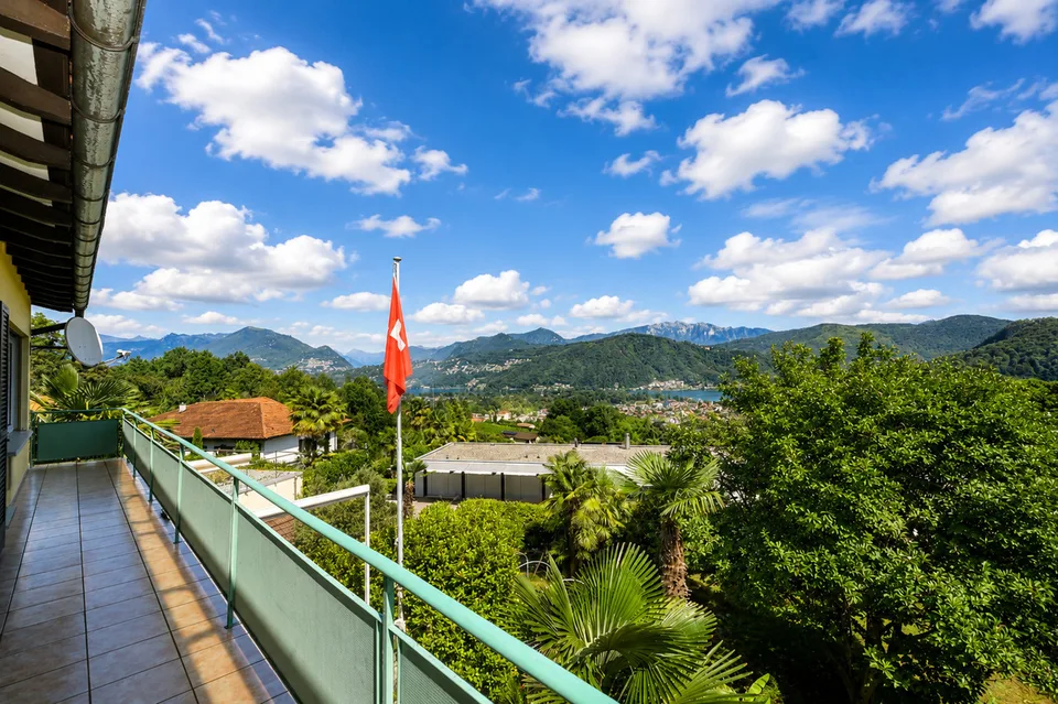 Oasi di Tranquillità con Ampio Giardino, Piscina e Vista lago – foto 6 di 27