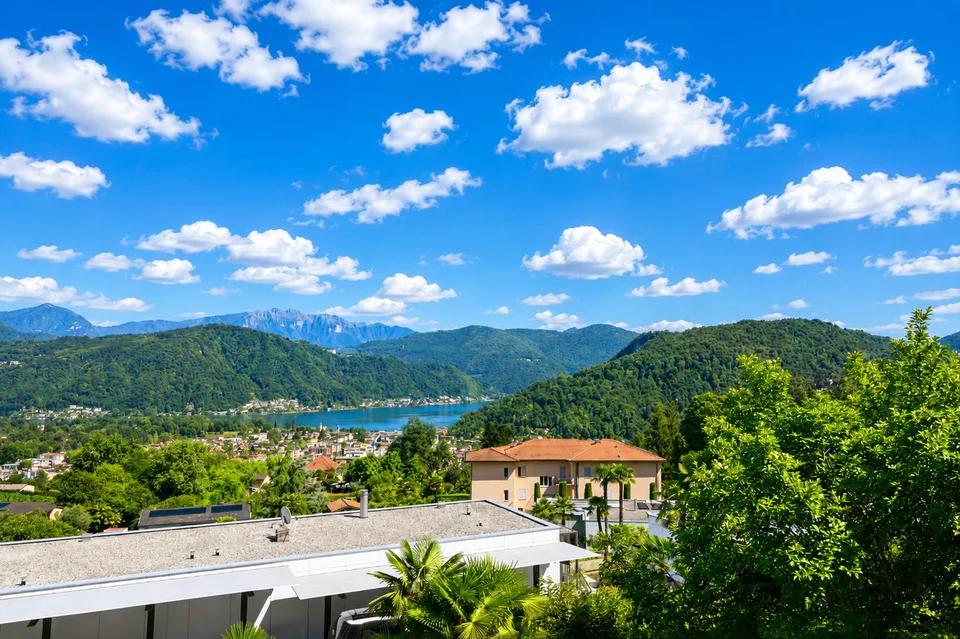 Oasi di Tranquillità con Ampio Giardino, Piscina e Vista lago – foto 7 di 27