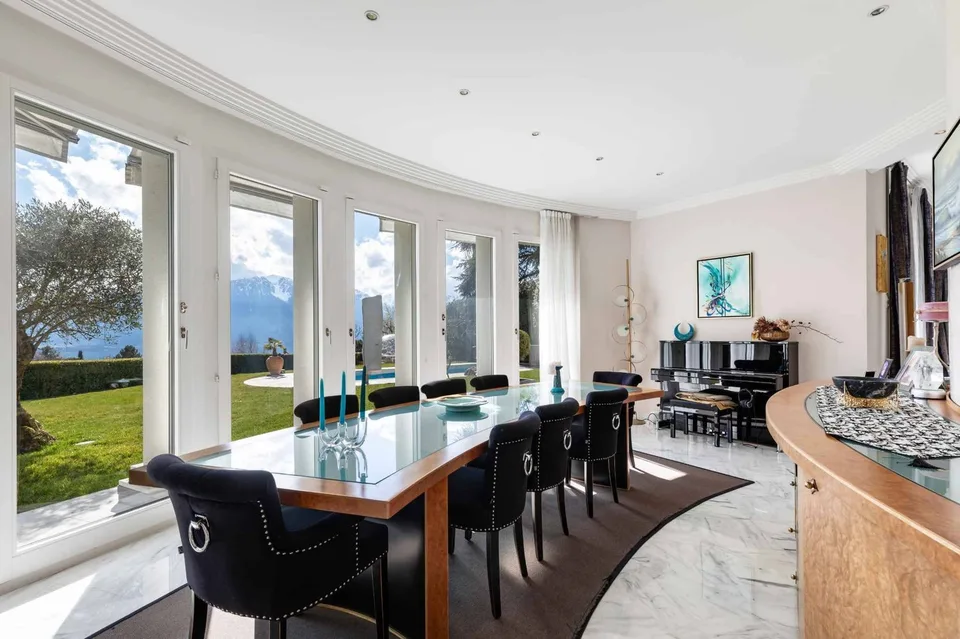 Proprietà unica di 8,5 locali con vista panoramica e piscina