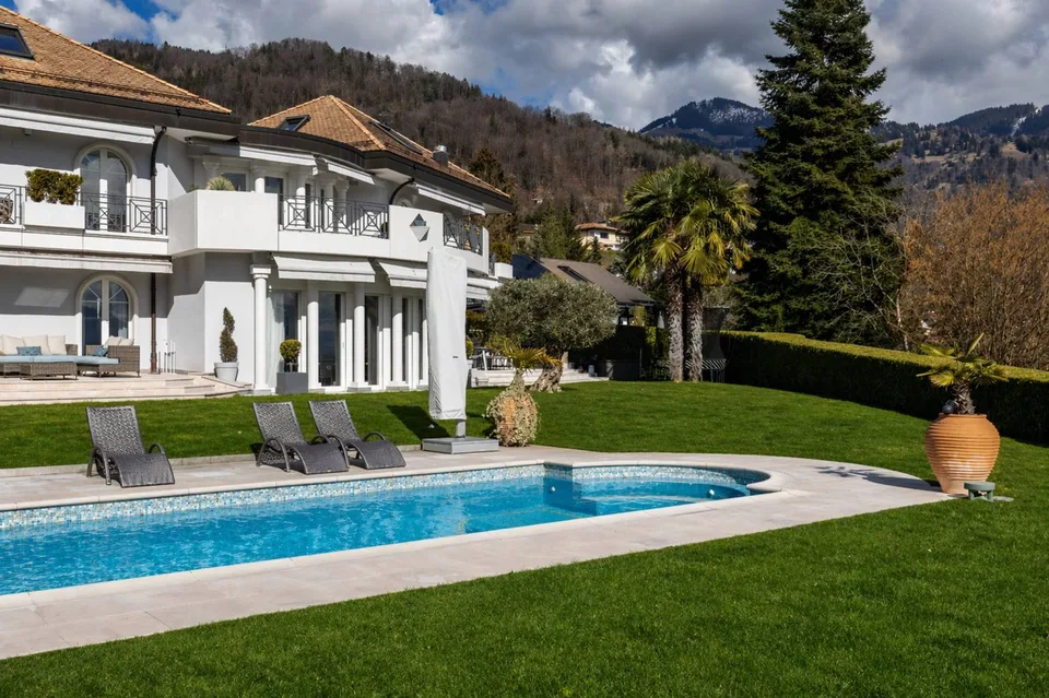 Proprietà unica di 8,5 locali con vista panoramica e piscina