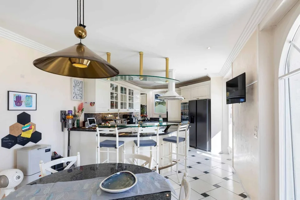 Proprietà unica di 8,5 locali con vista panoramica e piscina