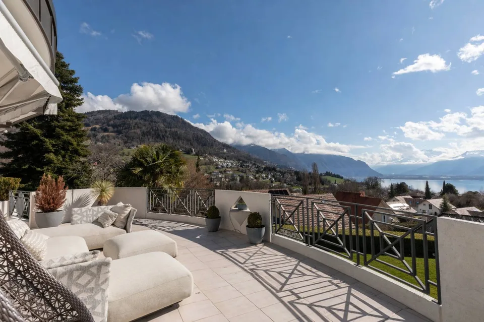 Luxueuse propriété avec piscine et vue lac exceptionnelle – Foto 23 von 26