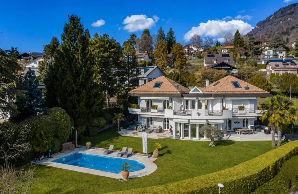 Luxueuse propriété avec piscine et vue lac exceptionnelle – Foto 25 von 26