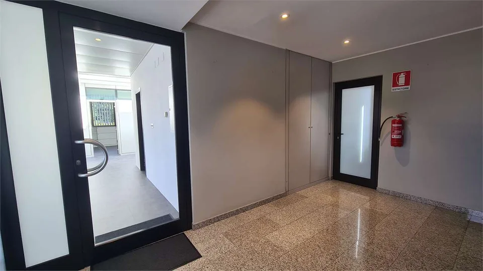 LUGANO: prestigioso nuovo ufficio in edificio moderno