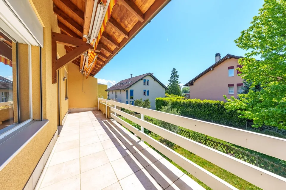 Charmant appartement de 5,5 pièces avec cheminée au 1er étage d'un petit immeuble