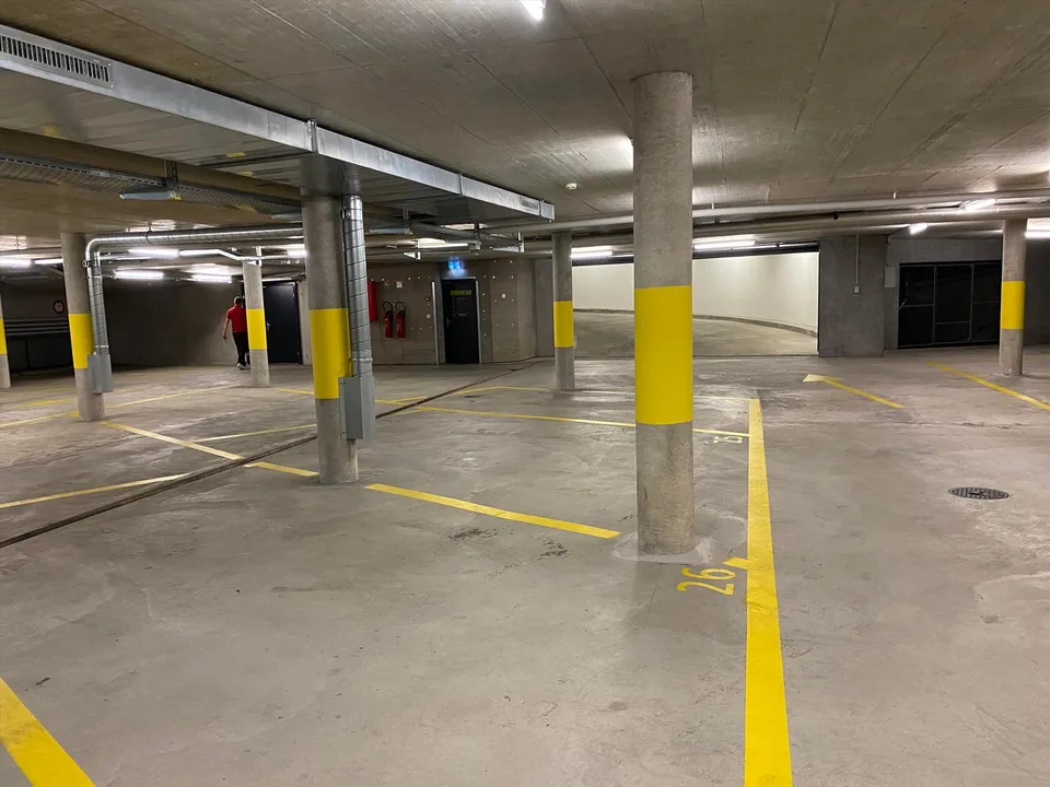Proche Aéroport place de parking dans garage souterrain