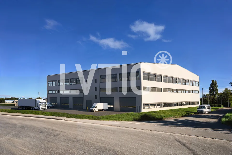 Halle industrielle, bureaux de 6600 m2 divisibles à louer à Domdidier