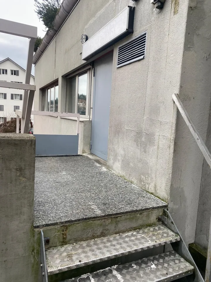 Spazio commerciale attraente in affitto con ingresso separato