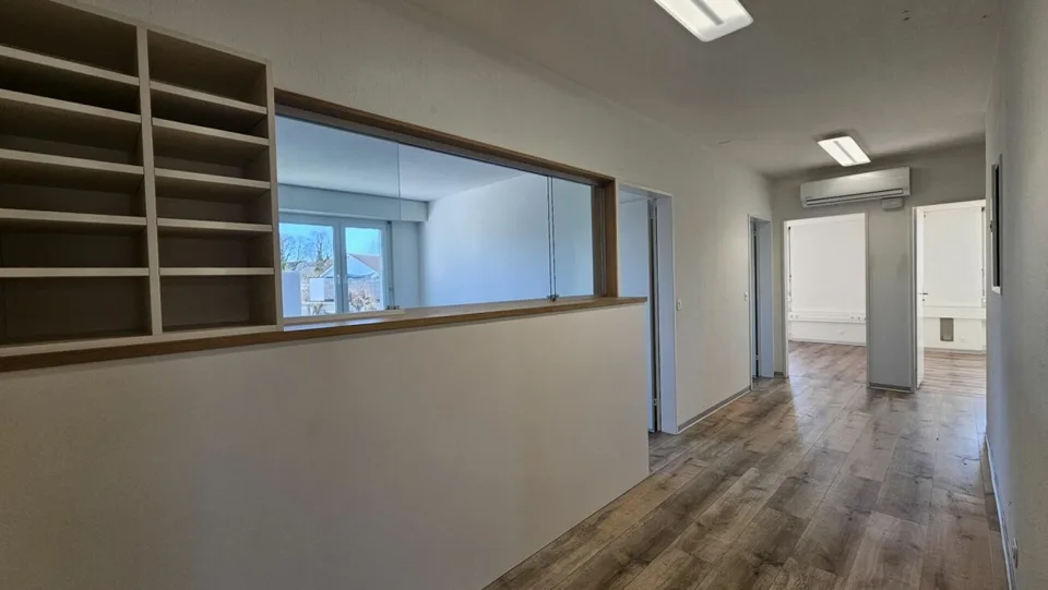 "Garanzia del miglior prezzo" spazio di ufficio e commerciale costruito in modo bello e diviso in modo pratico