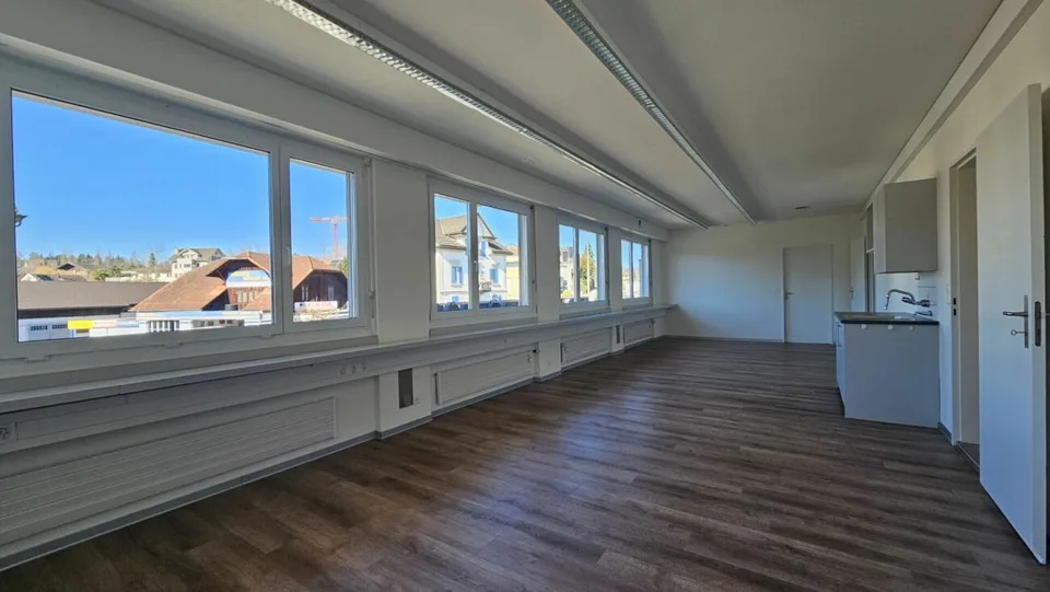 «Bestpreis-Garantie» Schön ausgebaute und praktisch unterteilte Büro- Gewerbefläche