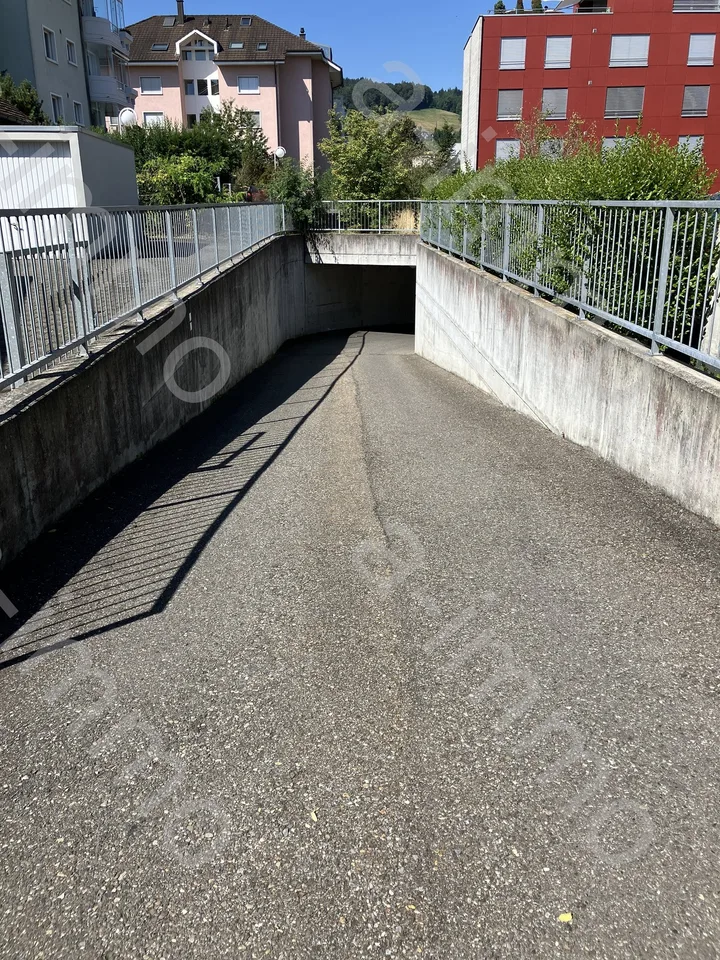 grosser Tiefgaragenparkplatz in Reinach zu vermieten