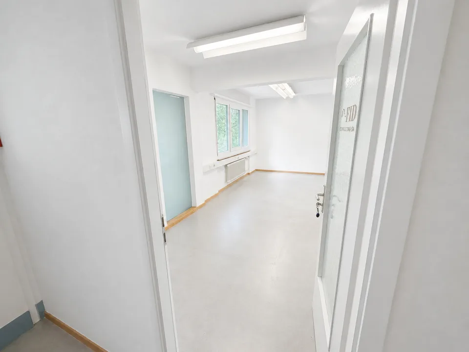 Ufficio luminoso di 85 m² con balcone e vista libera, a 10 minuti da Biel