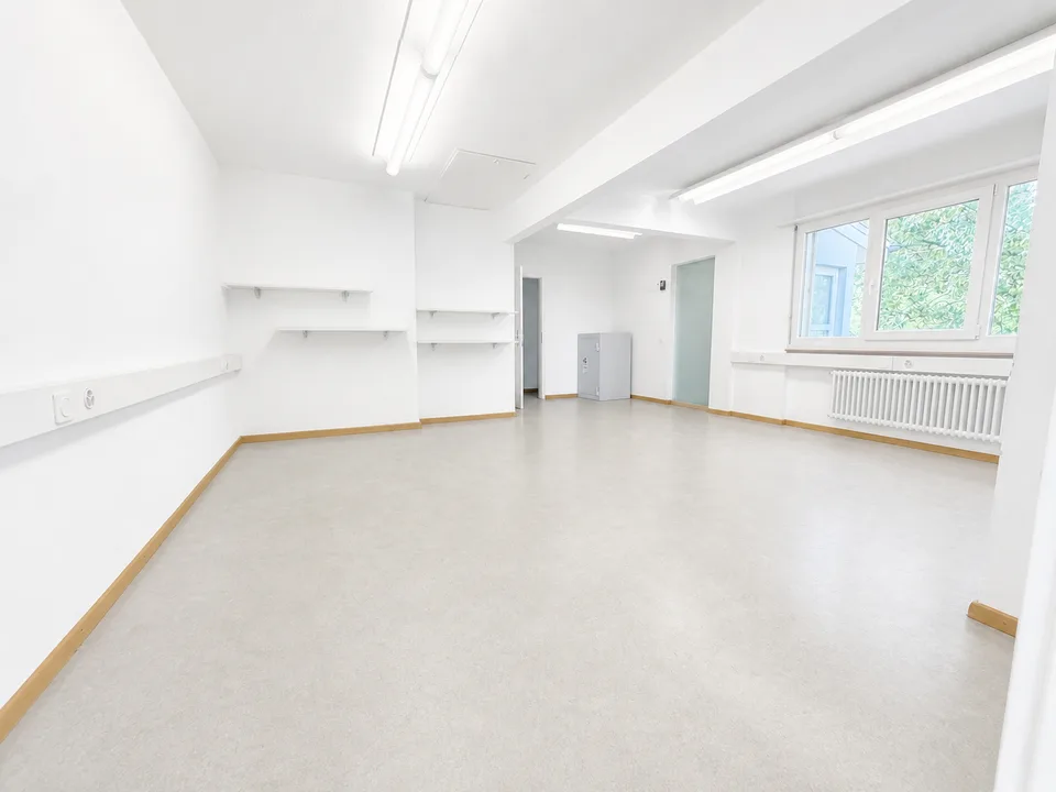 Ufficio luminoso di 85 m² con balcone e vista libera, a 10 minuti da Biel