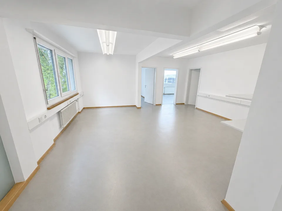 Bureau lumineux de 85 m² avec balcon et vue dégagée à 10 min de Bienne