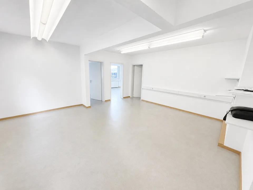 Ufficio luminoso di 85 m² con balcone e vista libera, a 10 minuti da Biel