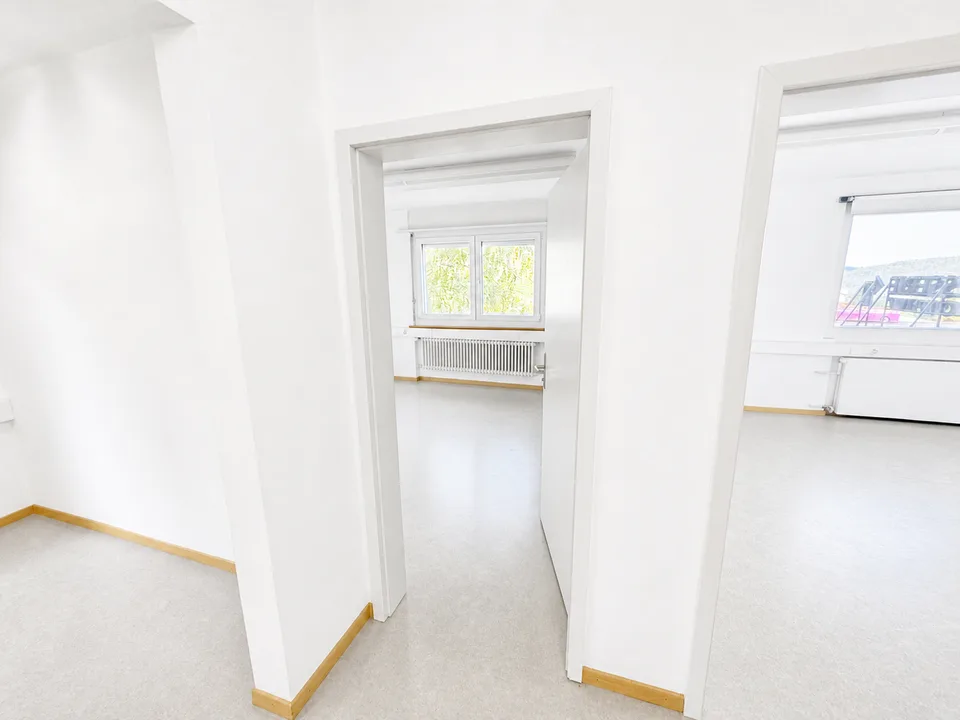 Ufficio luminoso di 85 m² con balcone e vista libera, a 10 minuti da Biel