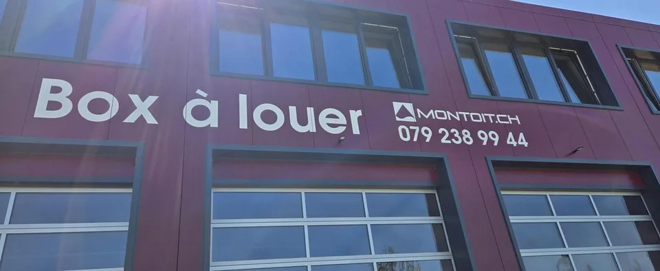 Yverdon-les-Bains, à louer, BOX de 120 m2 avec porte sectionnelle