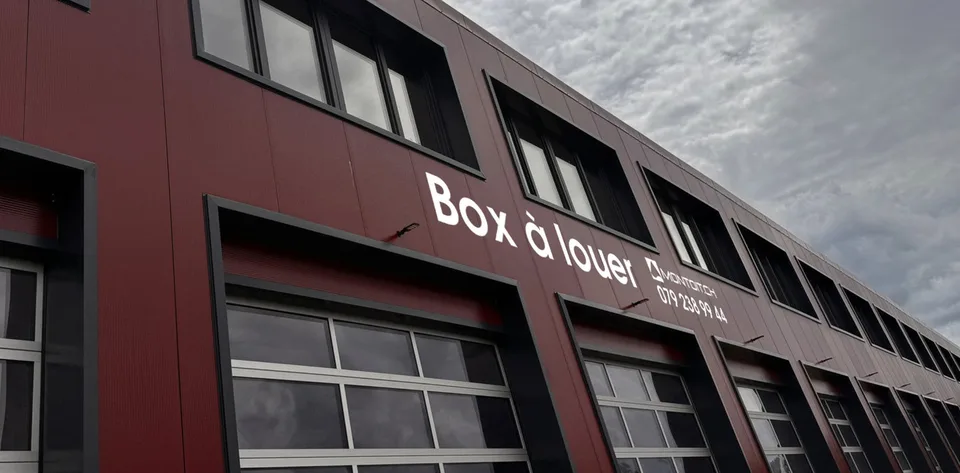 Yverdon-les-Bains, zur Miete, BOX mit 120 m2 und Sektionaltor
