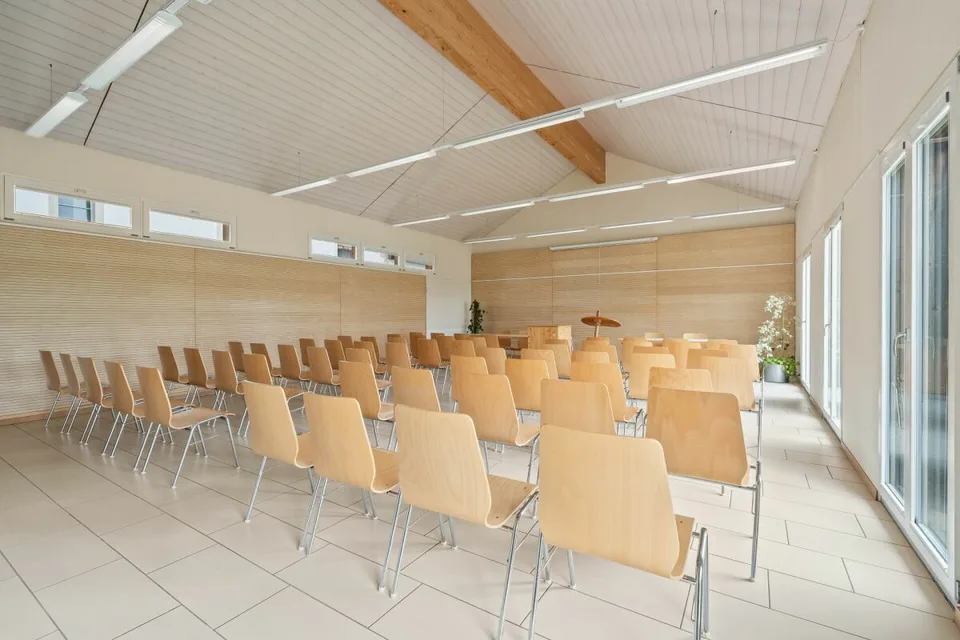 Möblierter Büroraum inkl. Sitzungszimmer & Parkplätze