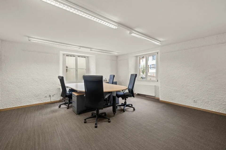 Möblierter Büroraum inkl. Sitzungszimmer & Parkplätze