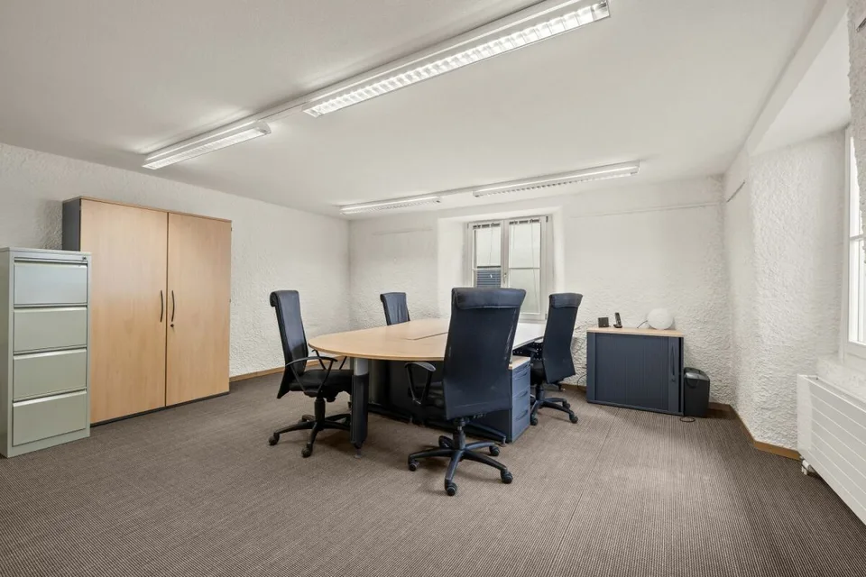 Möblierter Büroraum inkl. Sitzungszimmer & Parkplätze