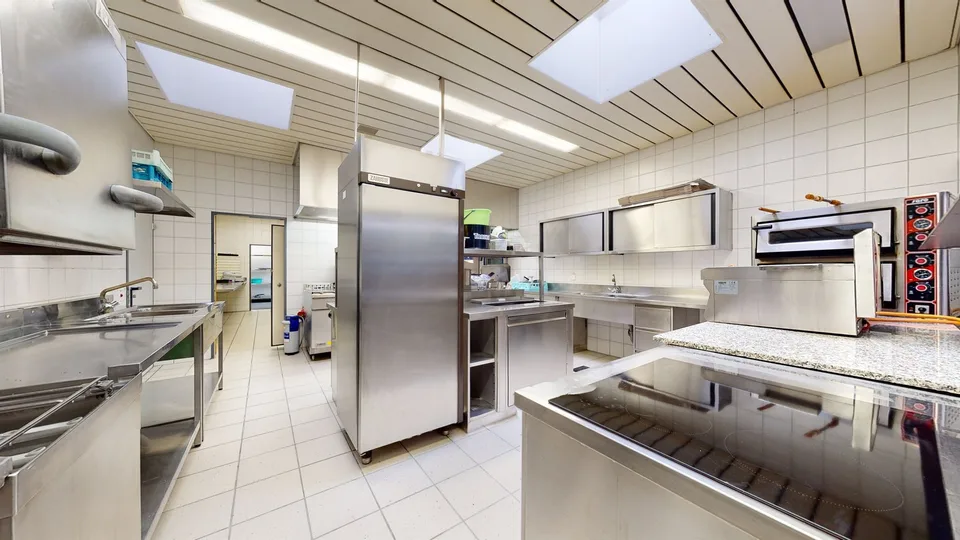 Vous trouverez ici un endroit idéal pour votre restaurant avec une cour intérieure. – photo 9 sur 12