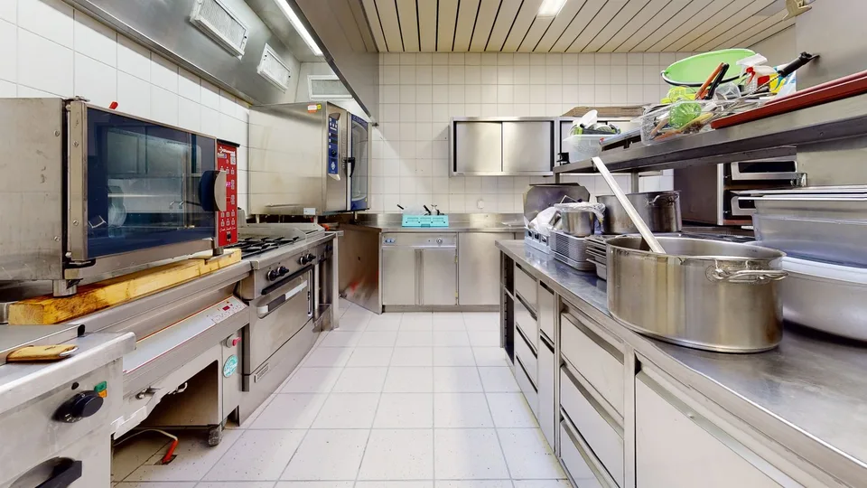 Vous trouverez ici un endroit idéal pour votre restaurant avec une cour intérieure. – photo 10 sur 12