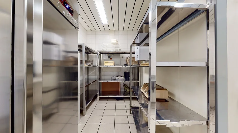 Vous trouverez ici un endroit idéal pour votre restaurant avec une cour intérieure. – photo 11 sur 12