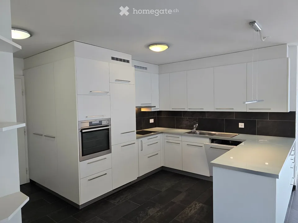 Appartamento moderno di 4,5 locali a Sion con vista sulle montagne, disponibile subito