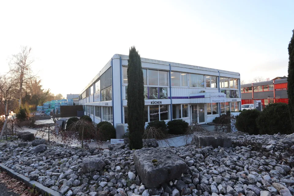 Spazio commerciale adatto nella famosa "casa bianca"