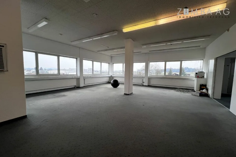 Produktions-/Lagerhalle mit zusätzlichem Büro