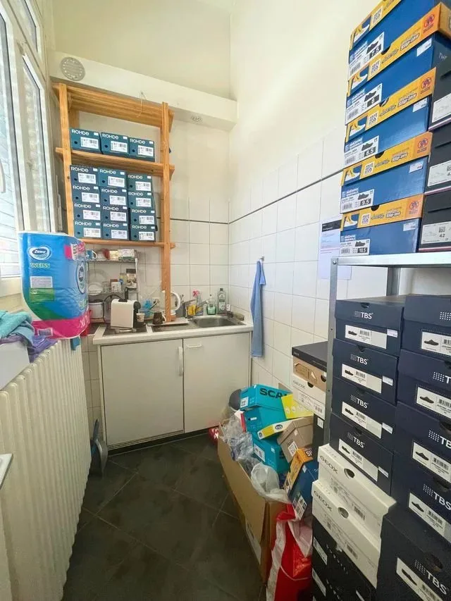 Kommerzieller Raum von etwa 127 m² im Erdgeschoss