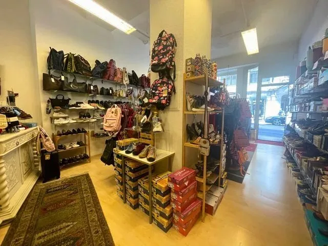 Kommerzieller Raum von etwa 127 m² im Erdgeschoss