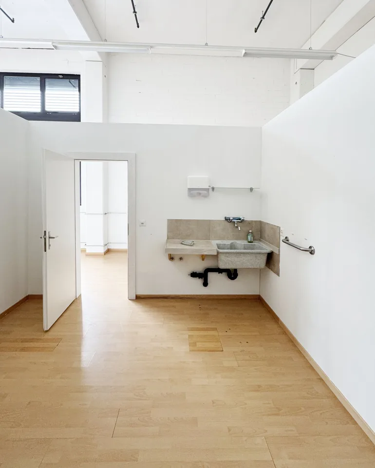 68m² - Espace commercial polyvalent directement à la gare de l'Est