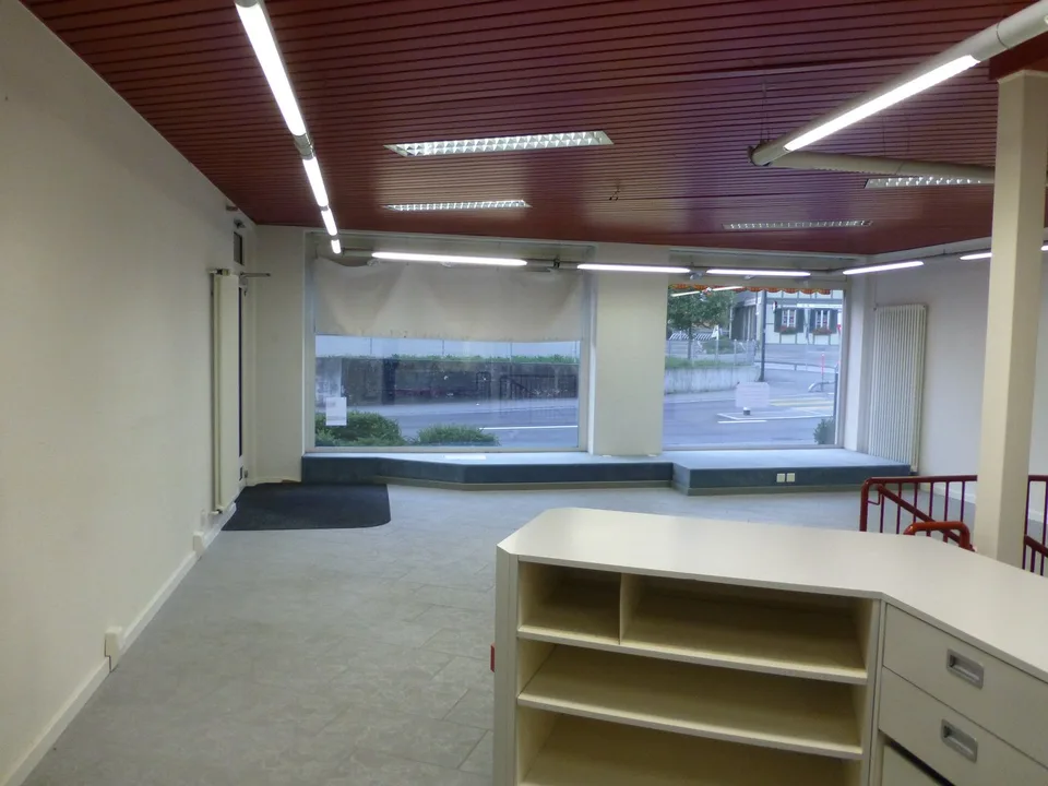 Verkaufsladen/Praxis/Büro neben Kafi Riggi