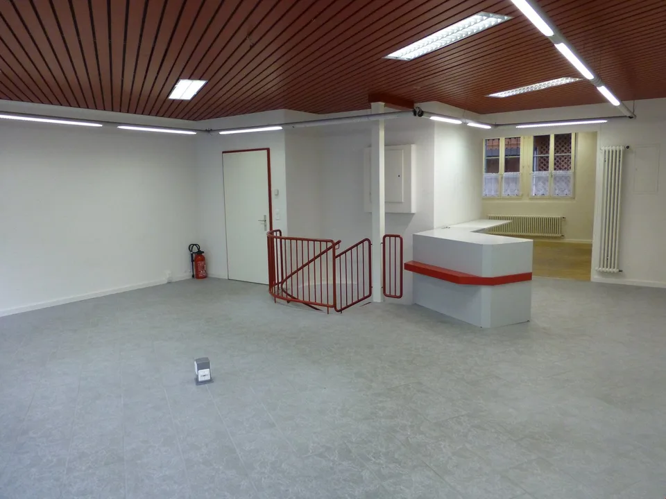 Verkaufsladen/Praxis/Büro neben Kafi Riggi