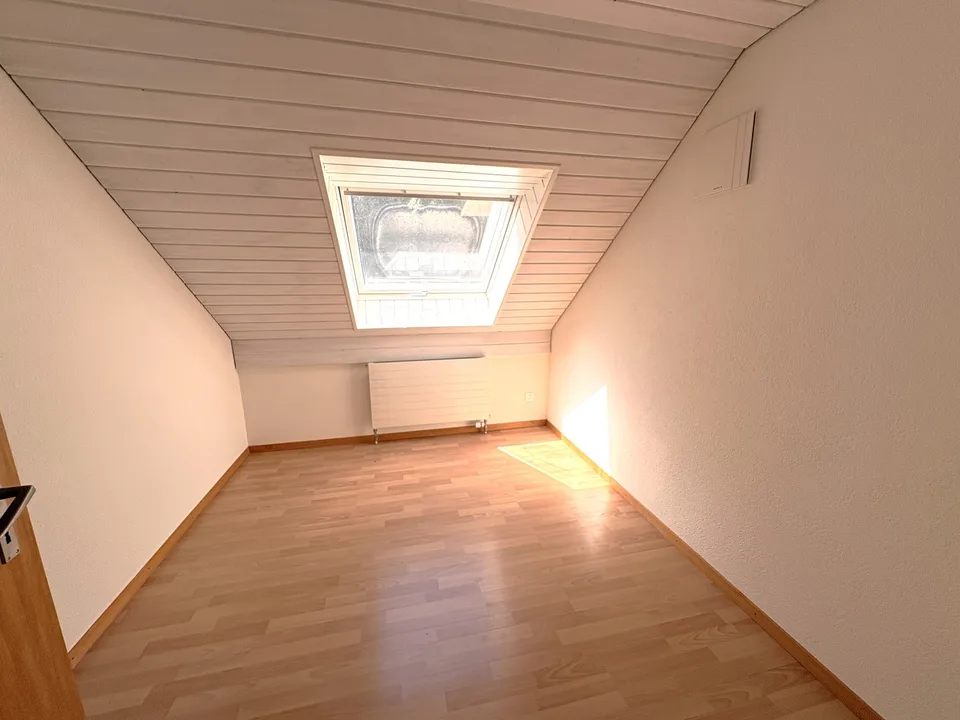 Appartement attique attractif de 3,5 pièces avec grande terrasse à Oensingen