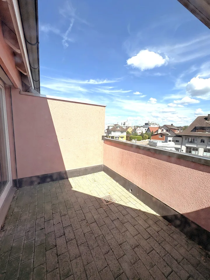 Appartement attique attractif de 3,5 pièces avec grande terrasse à Oensingen