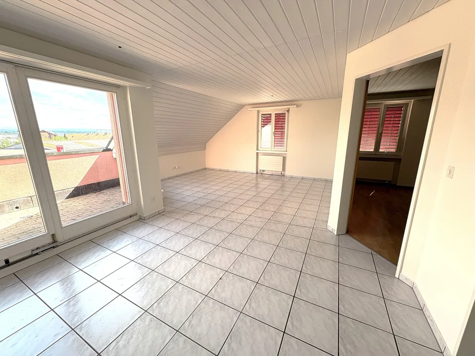 Appartement attique attractif de 3,5 pièces avec grande terrasse à Oensingen