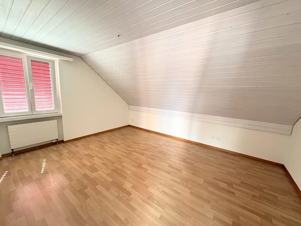 Appartement attique attractif de 3,5 pièces avec grande terrasse à Oensingen