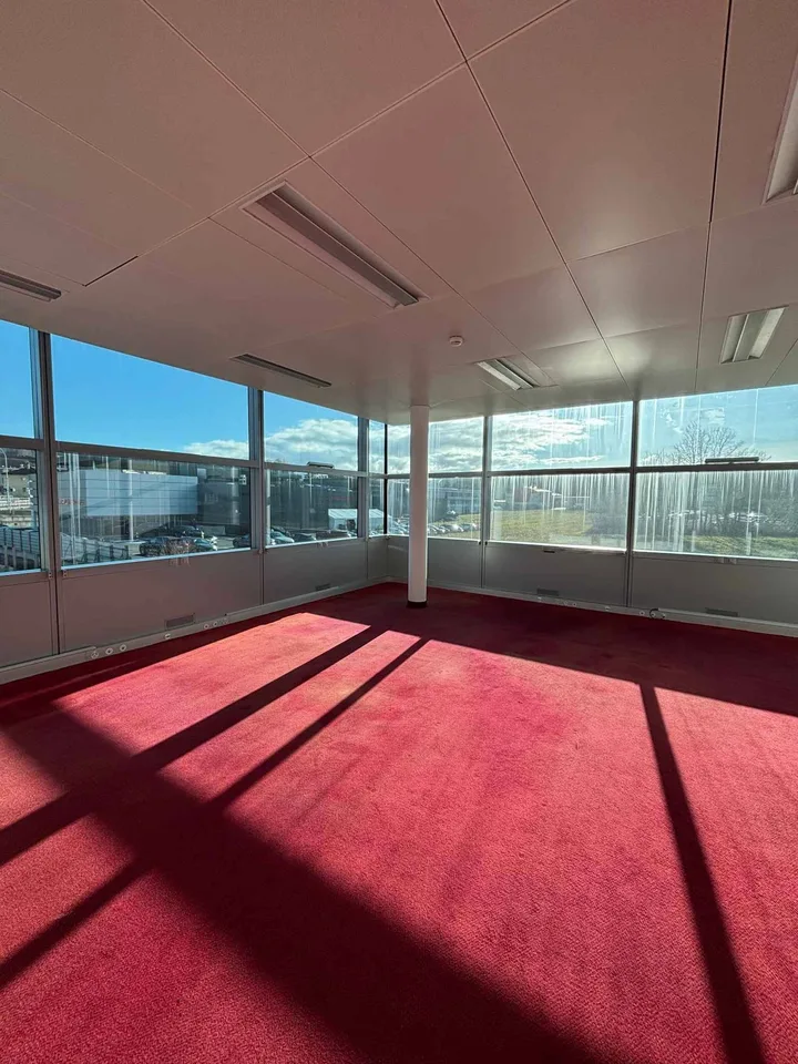 OFFICES 200 M² - Close to Airport