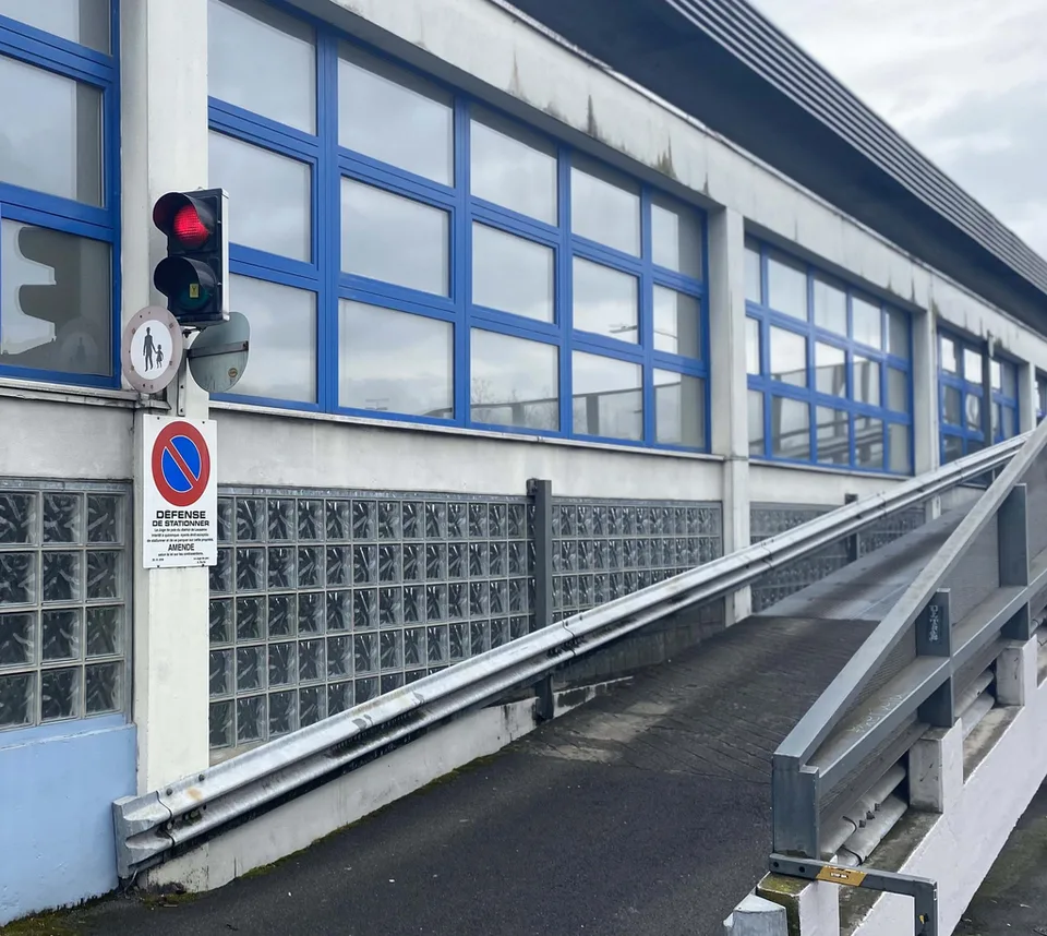 Covered parking spaces near Flon