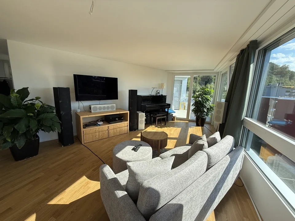 BEFRISTET: 15.07.2026 - 31.12.2026: Möblierte 4-Zimmer-Wohnung mit Dachterrasse und Seesicht